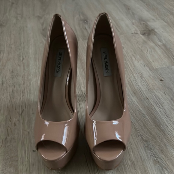 Steve Madden Shoes - Steve Madden platform heels color tan peep toe